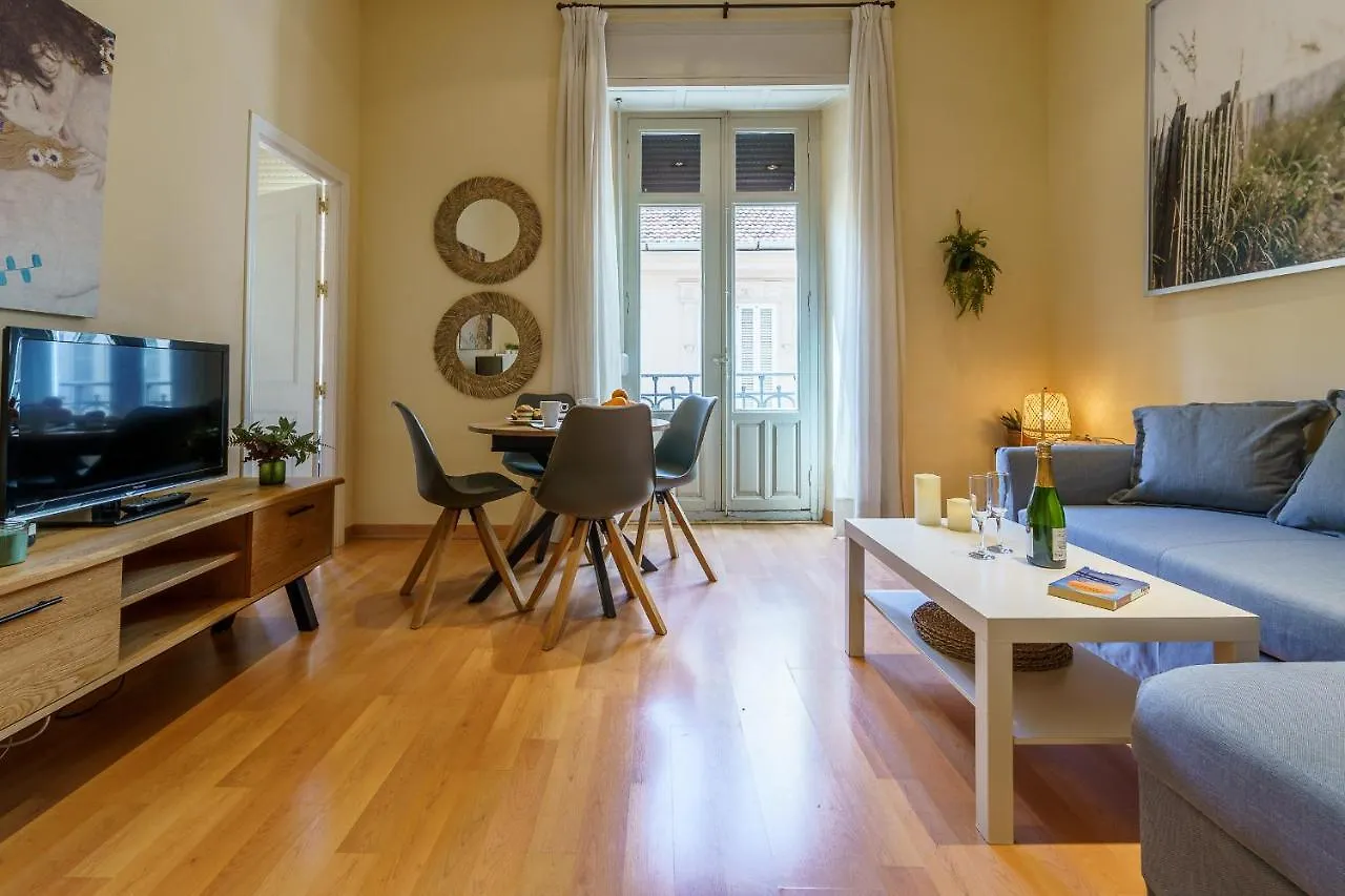 Bright Two-Bedroom Apartment In The Historic Center Малага