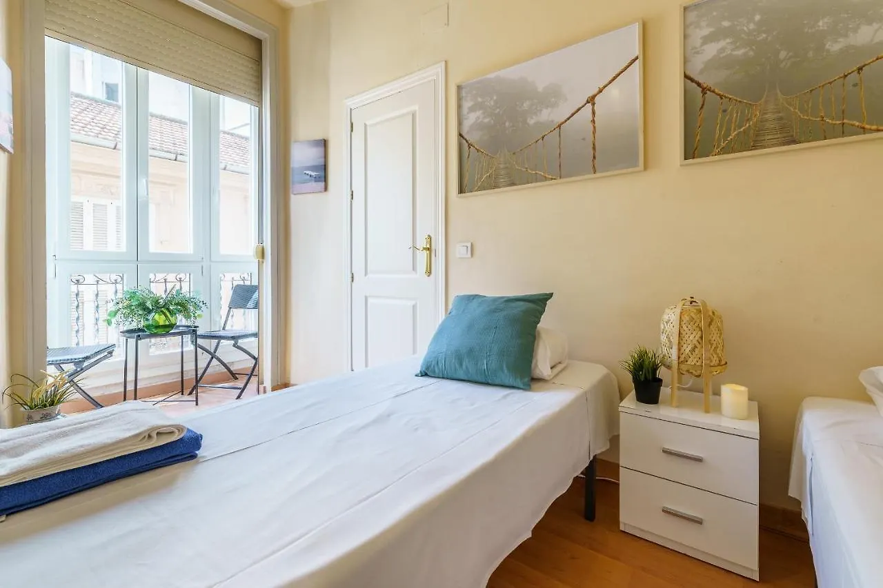 Bright Two-Bedroom Apartment In The Historic Center Малага