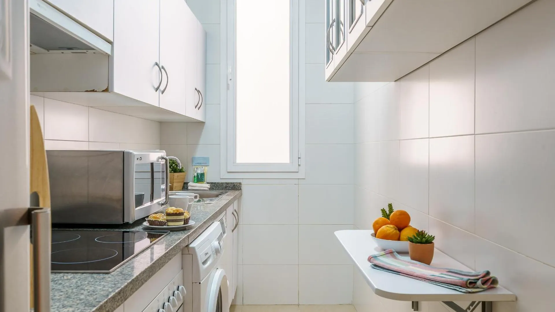 Bright Two-Bedroom Apartment In The Historic Center Малага